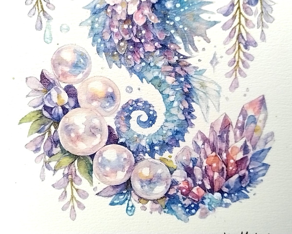 Dr.マーチン インディアインクと色鉛筆を用い、タツノオトシゴの瞳や、真珠・水晶の一つひとつに宿る光を緻密に表現。
柔らかな水彩の色彩の中で、硬質な宝石の輝きが鮮やかなアクセントとなっています。