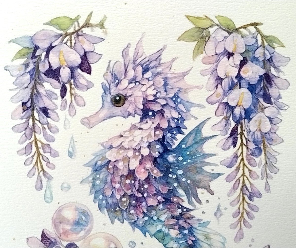 透明水彩特有の澄んだにじみを活かし、藤の花びらが重層的に重なる繊細な質感を丁寧に描き込みました。
紫から青、そして光を湛えた白へと移ろう色彩のグラデーションが、画面全体に気高く、どこか厳かな空気感を与えています。