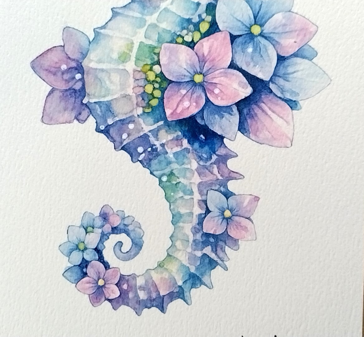 Dr.マーチン インディアインクと色鉛筆を併用し、タツノオトシゴの透き通るような身体や、瑞々しい花びらのエッジを緻密に描写。静かな水の中に差し込む、柔らかな光の粒を感じさせる仕上がりです。