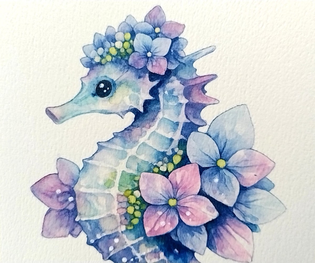 透明水彩ならではの澄んだにじみを活かし、青から紫、そして淡いピンクへと移ろう紫陽花特有の色彩を表現しました。
タツノオトシゴの有機的なフォルムと花々の質感が違和感なく融合し、ひとつの生命としての調和を描き出しています。