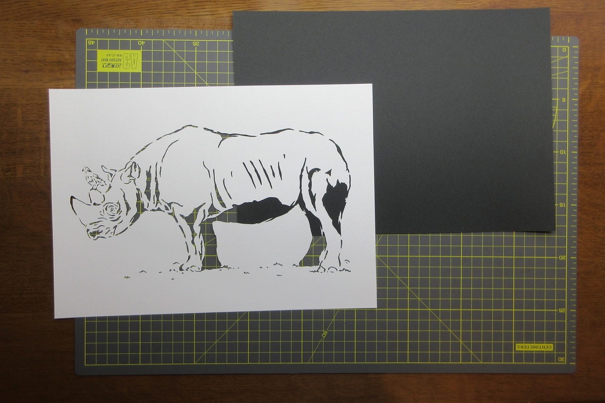 切り絵の下に黒い画用紙を敷いています。