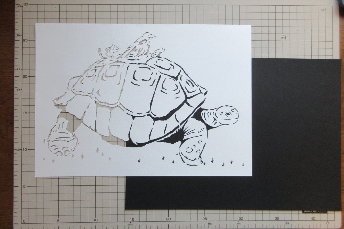 切り絵の下に黒い紙を敷いています。