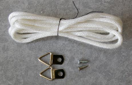 壁掛け用の金具と紐が付属しております。裏面に取り付けてご使用ください。