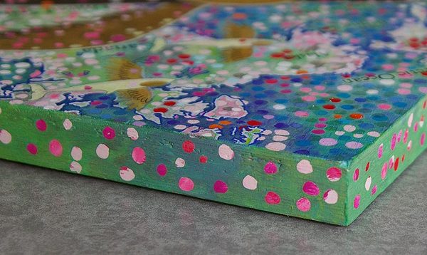 側面の拡大です。角の丸みや、ホッチキス痕など、支持体に少々の傷がございます。展示の際、目立つものでは無いと思います。