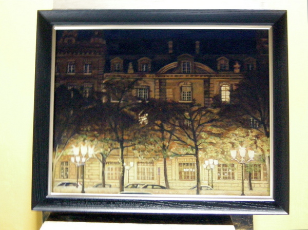 手持ちの額に入れてみました。絵の色合いはこちらの画像のほうが実物に近いと思います。