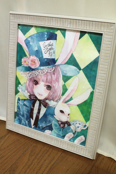 樹脂製の軽量額に入っています。