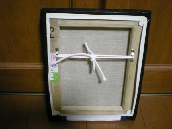 裏には紐を通してありますので、購入後すぐに飾ることができます